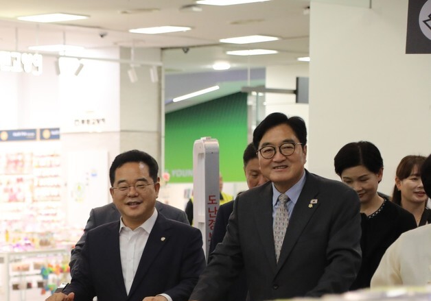 홈플러스에 입장하는 우원식 전 의장과 민병덕 을지로위원장