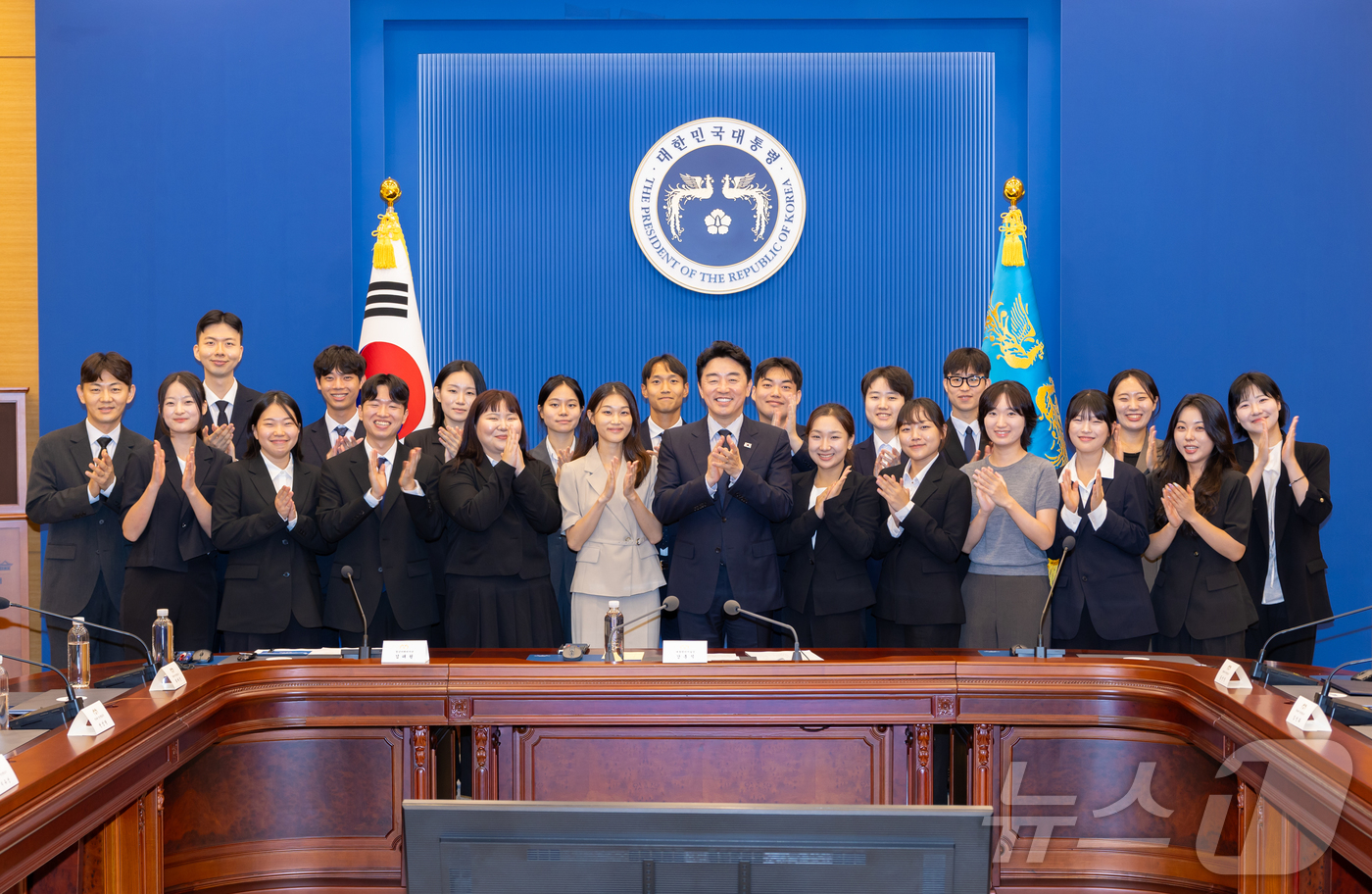 (서울=뉴스1) 허경 기자 = 강훈식 대통령비서실장이 1일 청와대에서 열린 ‘청와대 청년 펠로우십’ 오리엔테이션에서 참석자들과 함께 기념촬영을 하고 있다. (청와대 제공. 재판매 …