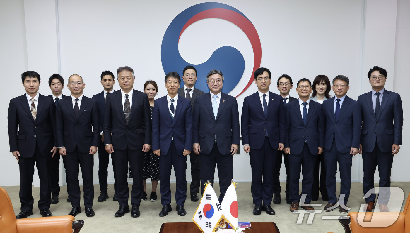 (서울=뉴스1) = 윤호중 행정안전부 장관(가운데)이 1일 오후 서울 세종로 정부서울청사에서 하라 구니아키 일본 총무성 사무차관의 예방을 받고, 김민재 행정안전부 차관 등 양국 참 …