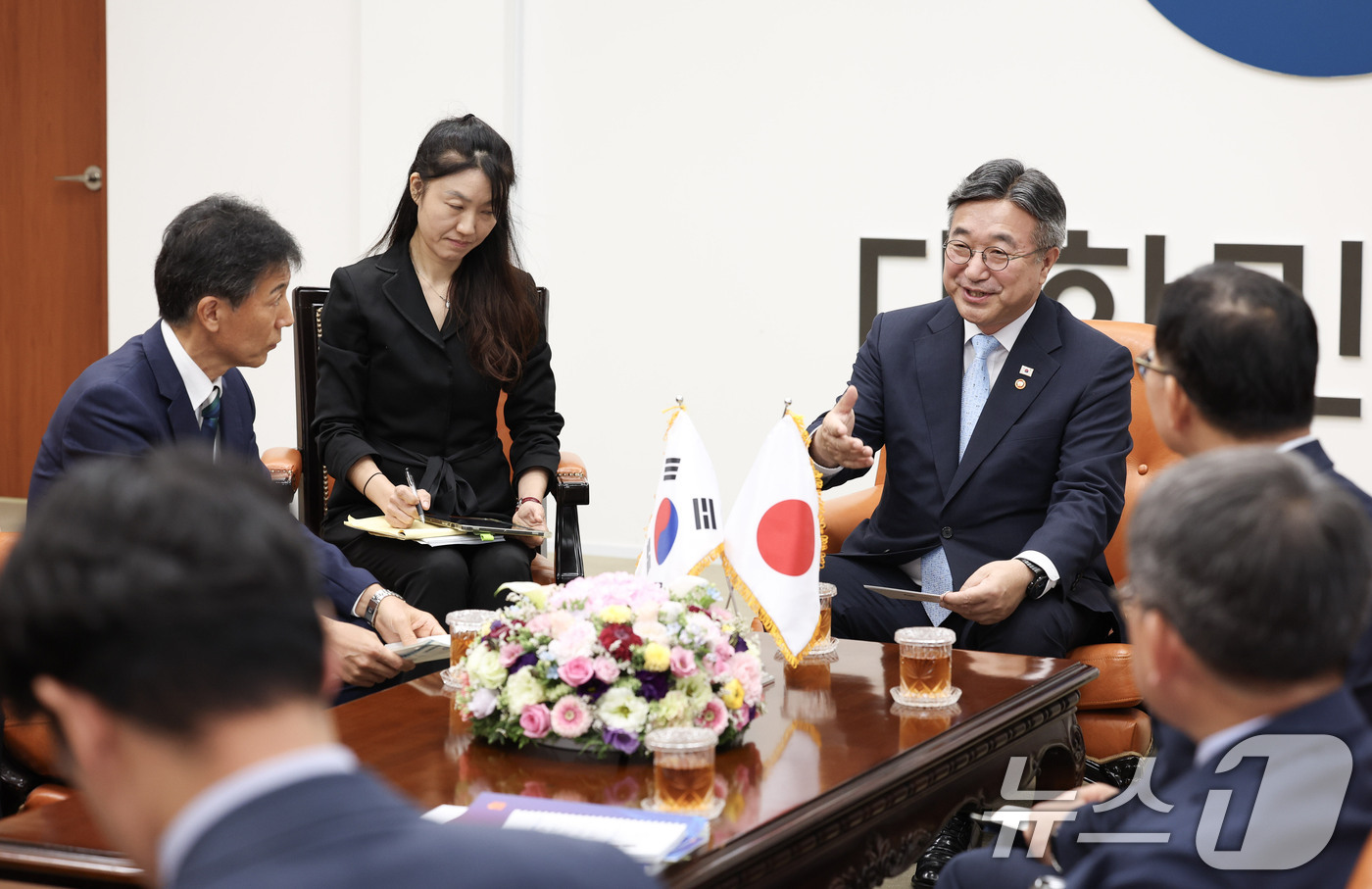 (서울=뉴스1) = 윤호중 행정안전부 장관이 1일 오후 서울 세종로 정부서울청사에서 하라 구니아키 일본 총무성 사무차관의 예방을 받고, 한-일 양국 간 지방행정 분야 교류·협력 강 …