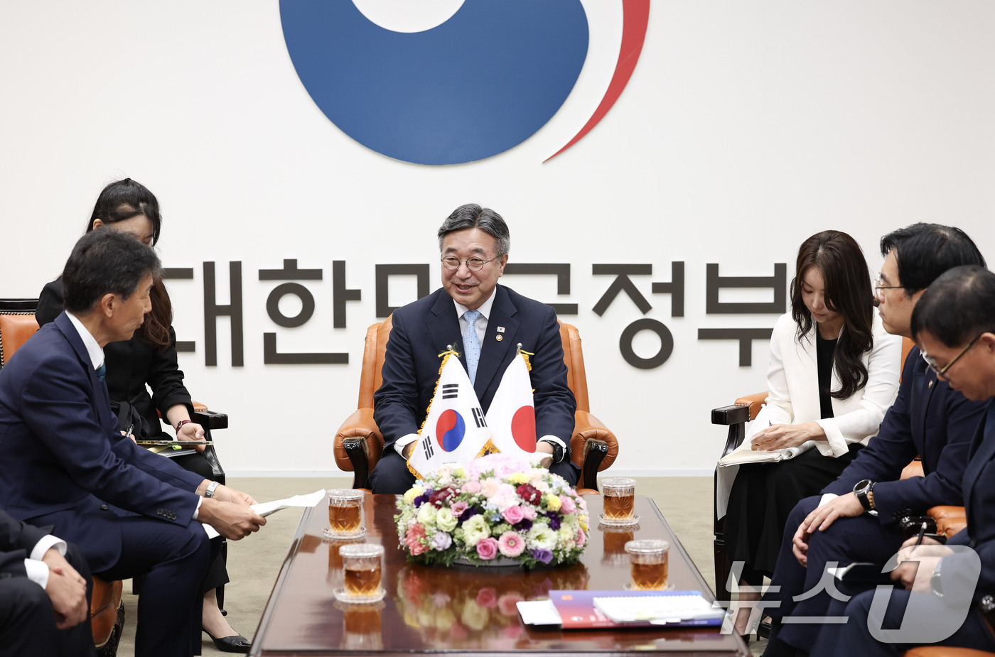 (서울=뉴스1) = 윤호중 행정안전부 장관이 1일 오후 서울 세종로 정부서울청사에서 하라 구니아키 일본 총무성 사무차관의 예방을 받고, 한-일 양국 간 지방행정 분야 교류·협력 강 …