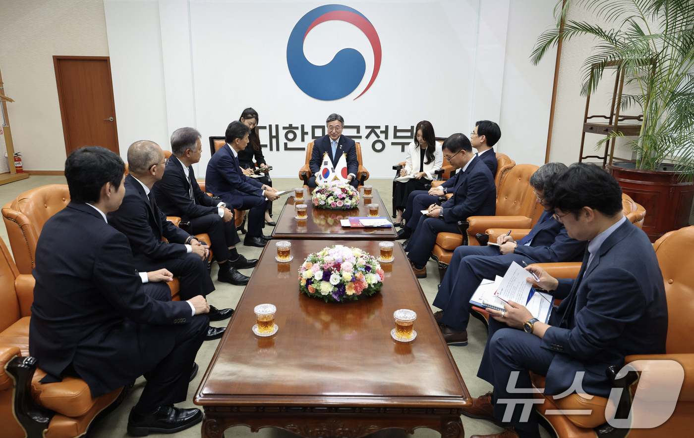 (서울=뉴스1) = 윤호중 행정안전부 장관이 1일 오후 서울 세종로 정부서울청사에서 하라 구니아키 일본 총무성 사무차관의 예방을 받고, 한-일 양국 간 지방행정 분야 교류·협력 강 …