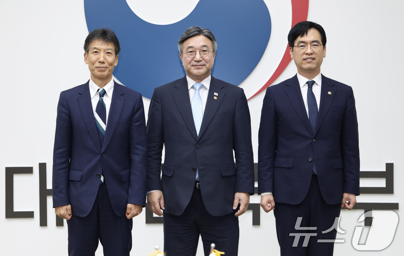 (서울=뉴스1) = 윤호중 행정안전부 장관(가운데)이 1일 오후 서울 세종로 정부서울청사에서 하라 구니아키 일본 총무성 사무차관의 예방을 받고, 김민재 행정안전부 차관과 함께 기념 …