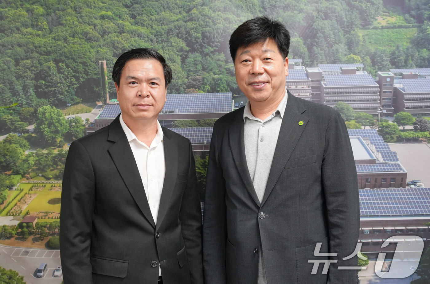 (서울=뉴스1) = 최형재 새마을운동중앙회 사무총장이 1일 경기 성남시 새마을운동중앙회를 찾은 키깨오 싱나봉(Kikeo Singnavong) 라오스 농림환경부 차관과 면담에 앞서 …