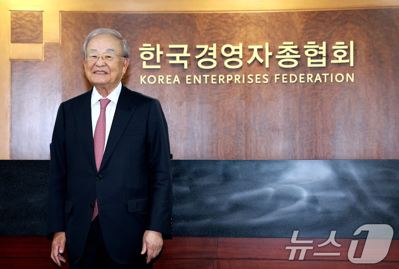 본문 이미지 - 손경식 한국경영자총협회장이 1일 서울 마포구 경총회관에서 뉴스1과 인터뷰를 하고 있다. 2026.9.1 ⓒ 뉴스1 이호윤 기자