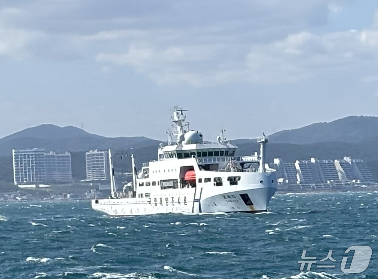 본문 이미지 - 지난 8일 국립해양조사원 온바다호가 티엔에스캐처호의 침몰위치로 추정되는 부산 기장군 인근 해역에 대한 선체탐색을 실시하고 있다. 22026.9.8뉴스1 ⓒ News1홍윤 기자