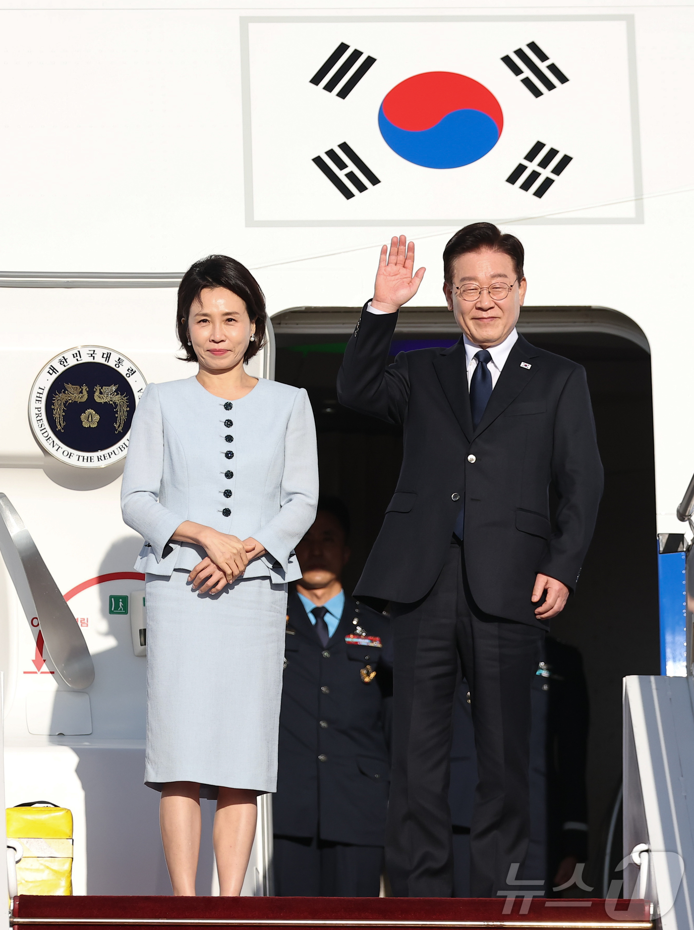 (파리(프랑스)=뉴스1) 이재명 기자 = 프랑스 국빈 방문 공식일정을 마치고 귀국하는 이재명 대통령과 김혜경 여사가 9일(현지시간) 파리 오를리 국제공항에서 한국행 공군 1호기에 …