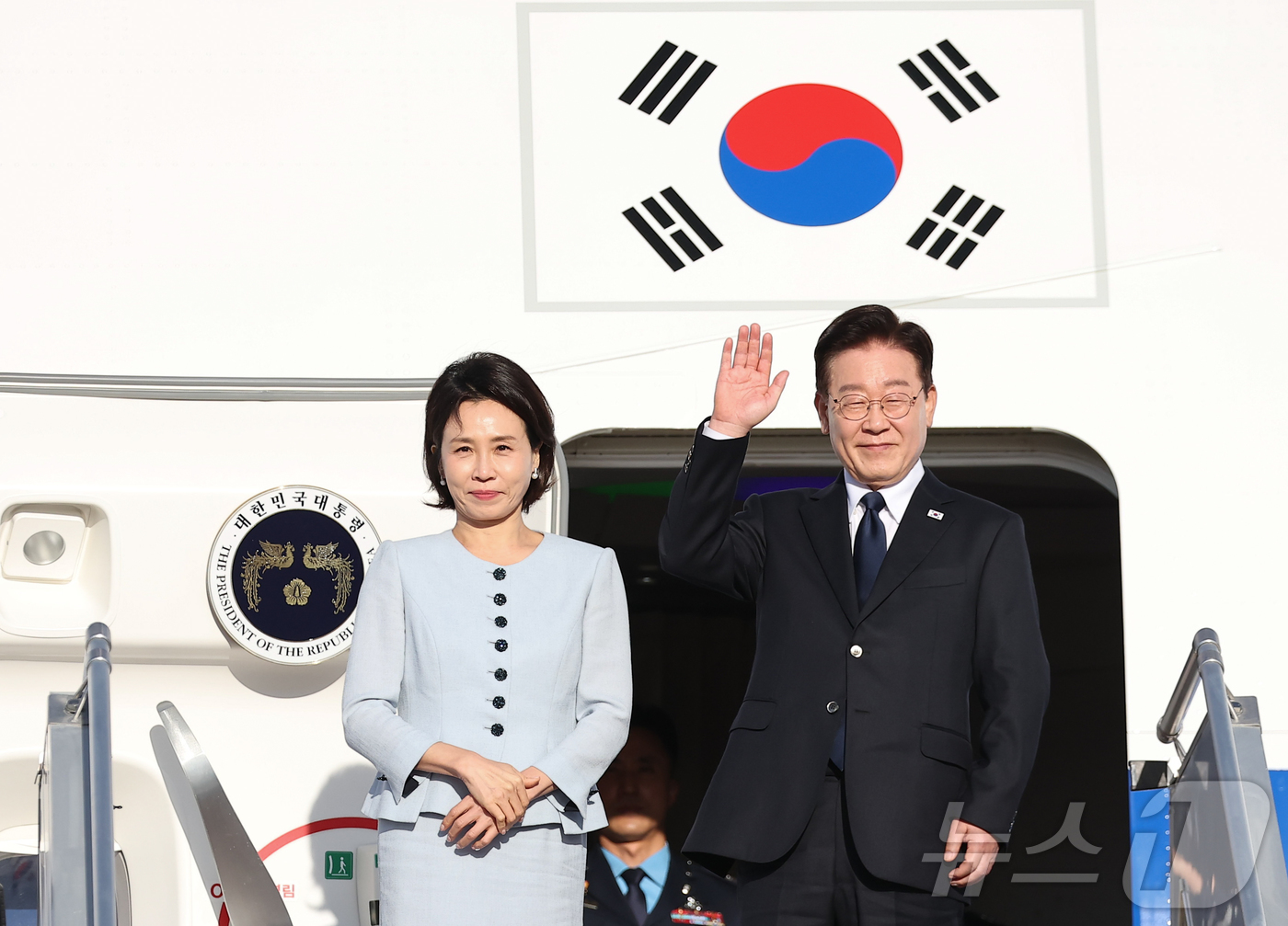 (파리(프랑스)=뉴스1) 이재명 기자 = 프랑스 국빈 방문 공식일정을 마치고 귀국하는 이재명 대통령과 김혜경 여사가 9일(현지시간) 파리 오를리 국제공항에서 한국행 공군 1호기에 …