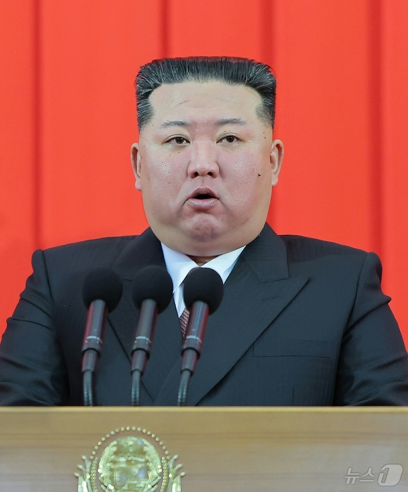 (평양 노동신문=뉴스1) = 북한 노동당 기관지 노동신문은 지난 9일 평양의사당에서 공화국 창건 78주년 기념 국기게양식과 중앙선서모임이 진행됐다고 10일 보도했다. [국내에서만 …