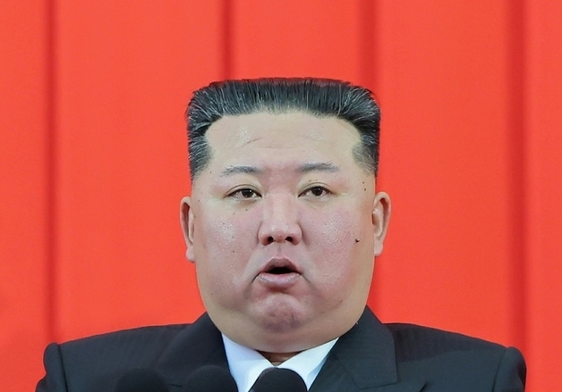 김정은, 9·9절 국기게양식 참석…노력혁신자 만나 격려