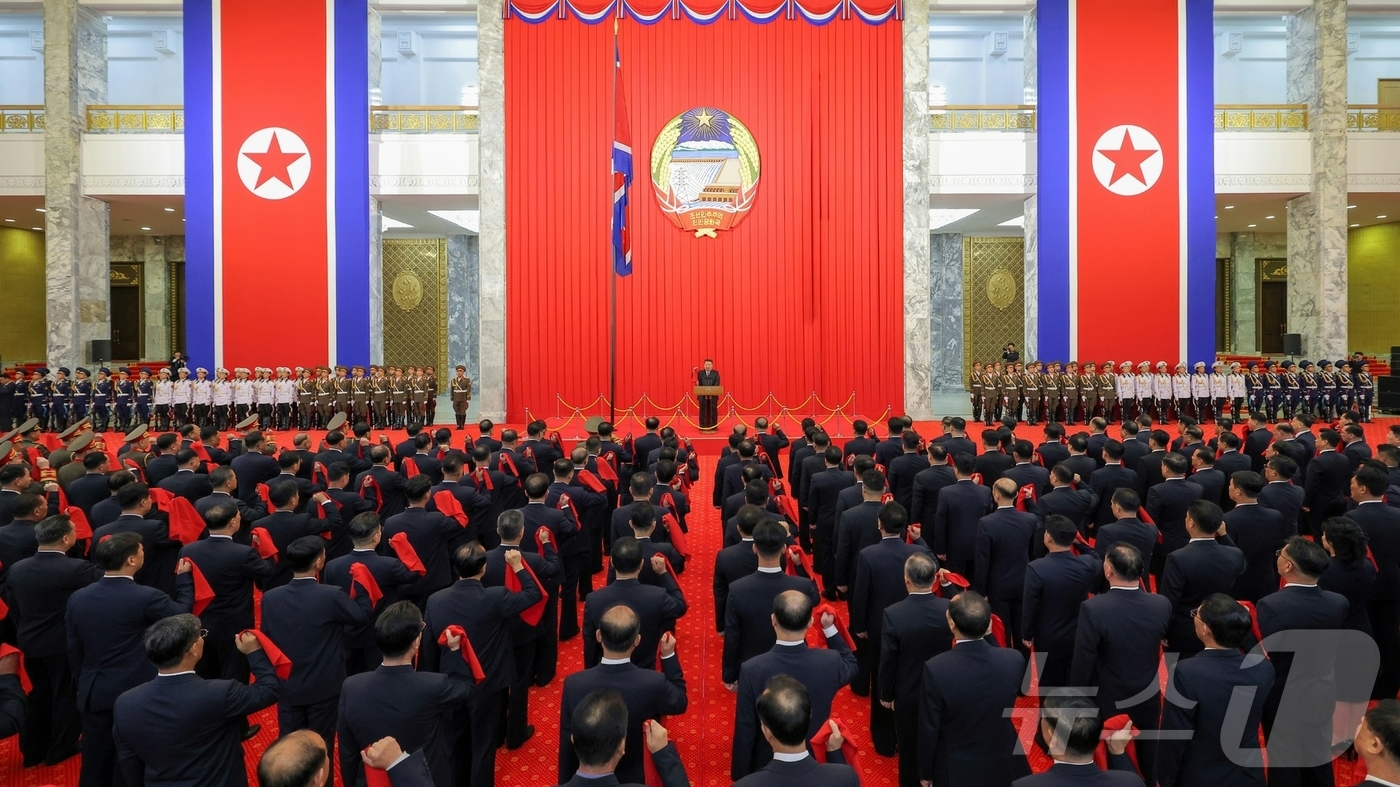 (평양 노동신문=뉴스1) = 북한 노동당 기관지 노동신문은 지난 9일 평양의사당에서 북한 정권 수립 78주년 기념 국기게양식과 중앙선서모임이 열렸다고 10일 보도했다. [국내에서만 …