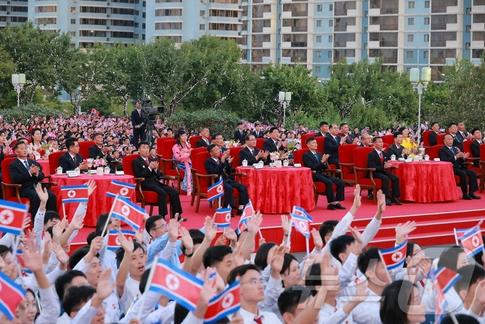(평양 노동신문=뉴스1) = 북한 노동당 기관지 노동신문은 지난 9일 정권 수립일 78주년을 맞아 평양의사당 앞에서 예술공연이 진행됐다고 10일 보도했다. [국내에서만 사용가능. …