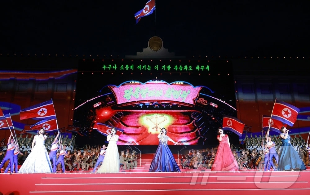 (평양 노동신문=뉴스1) = 북한 노동당 기관지 노동신문은 지난 9일 정권 수립일 78주년을 맞아 평양의사당 앞에서 예술공연이 진행됐다고 10일 보도했다.  [국내에서만 사용가능. …