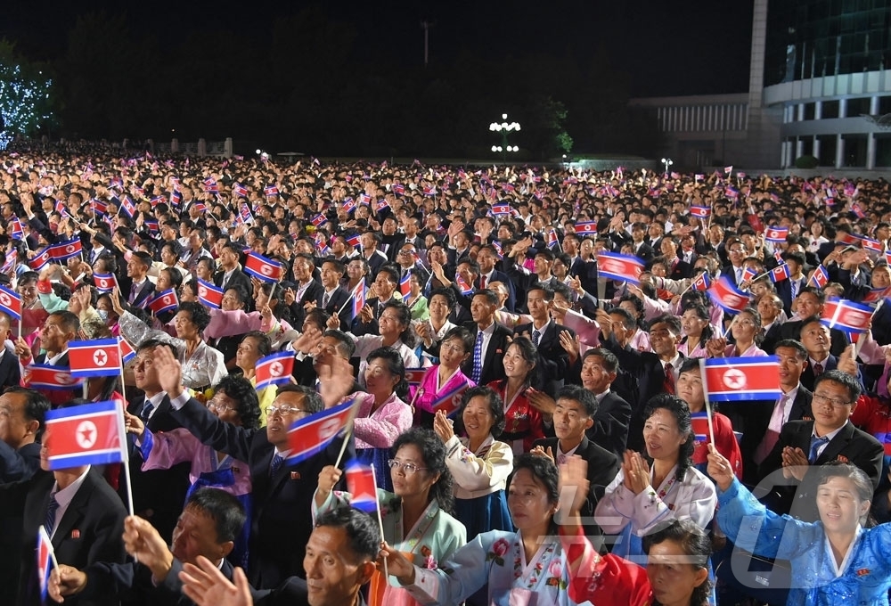 (평양 노동신문=뉴스1) = 북한 노동당 기관지 노동신문은 지난 9일 정권 수립일 78주년을 맞아 평양의사당 앞에서 예술공연이 진행됐다고 10일 보도했다. [국내에서만 사용가능. …