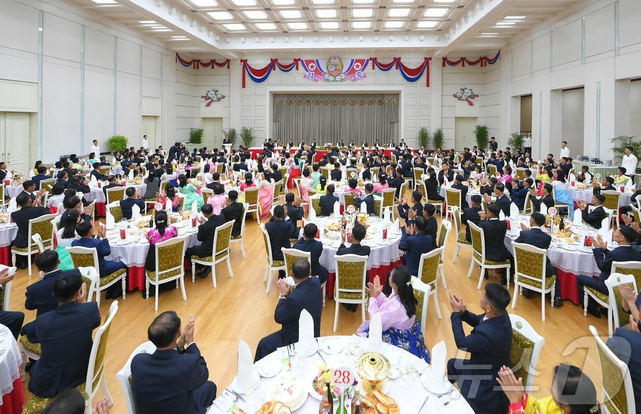 (평양 노동신문=뉴스1) = 북한 노동당 기관지 노동신문은 지난 9일 정권 수립일 78주년을 맞아 평양 인민문화궁전에서 노동혁신자·공로자 연회가 진행됐다고 10일 보도했다. 연회에 …