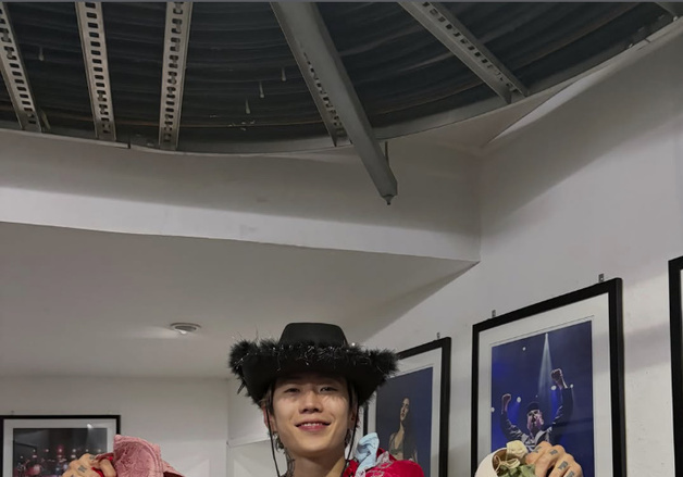 '상탈' 박재범, 해외 팬들 무대로 던져 준 여자 속옷 양손 가득 들고 환한 미소