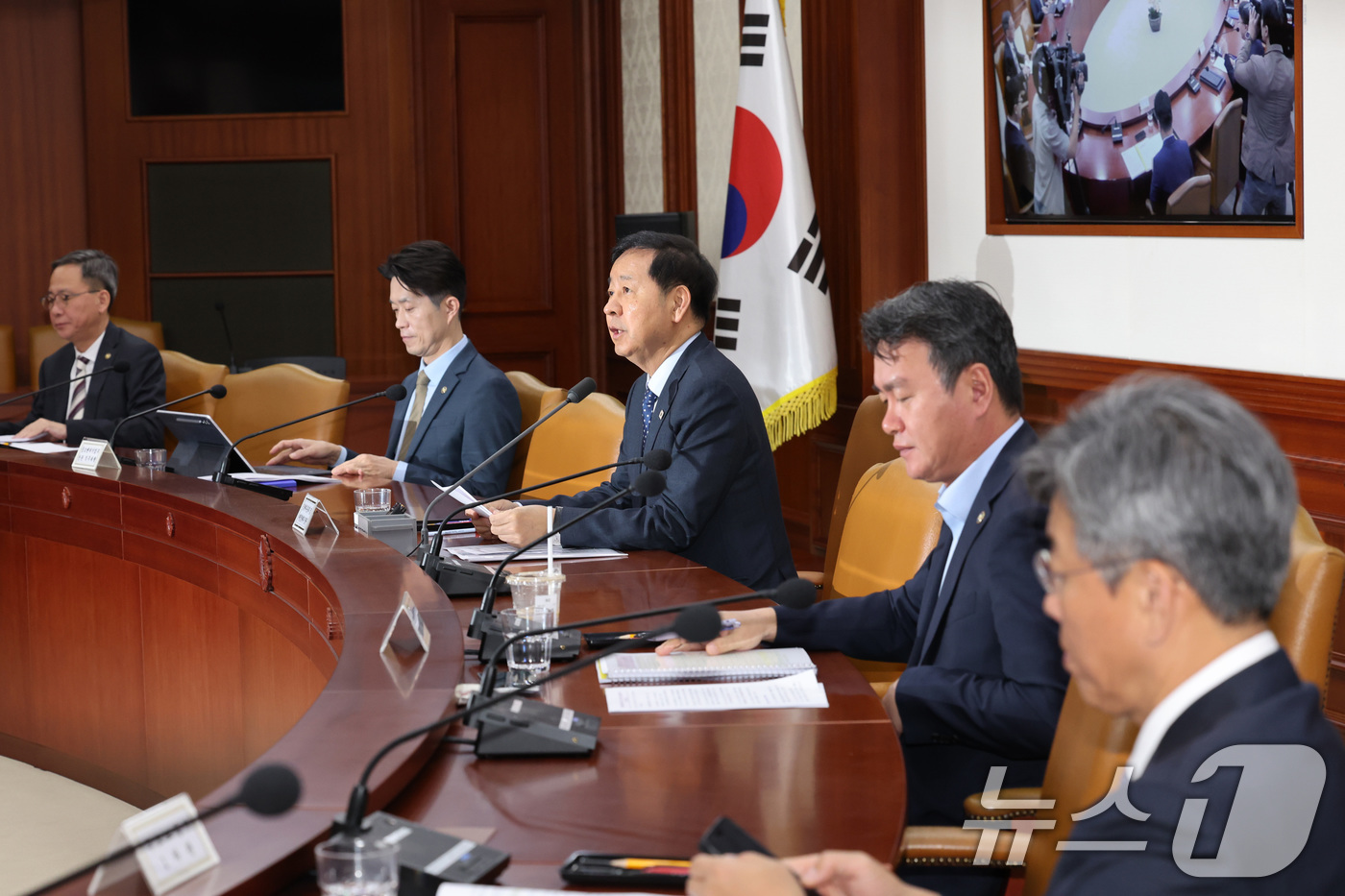 (서울=뉴스1) 이종덕 기자 = 구윤철 경제부총리 겸 재정경제부 장관이 10일 서울 종로구 정부서울청사에서 열린 경제관계장관회의 겸 구조혁신 관계장관회의에서 모두 발언을 하고 있다 …