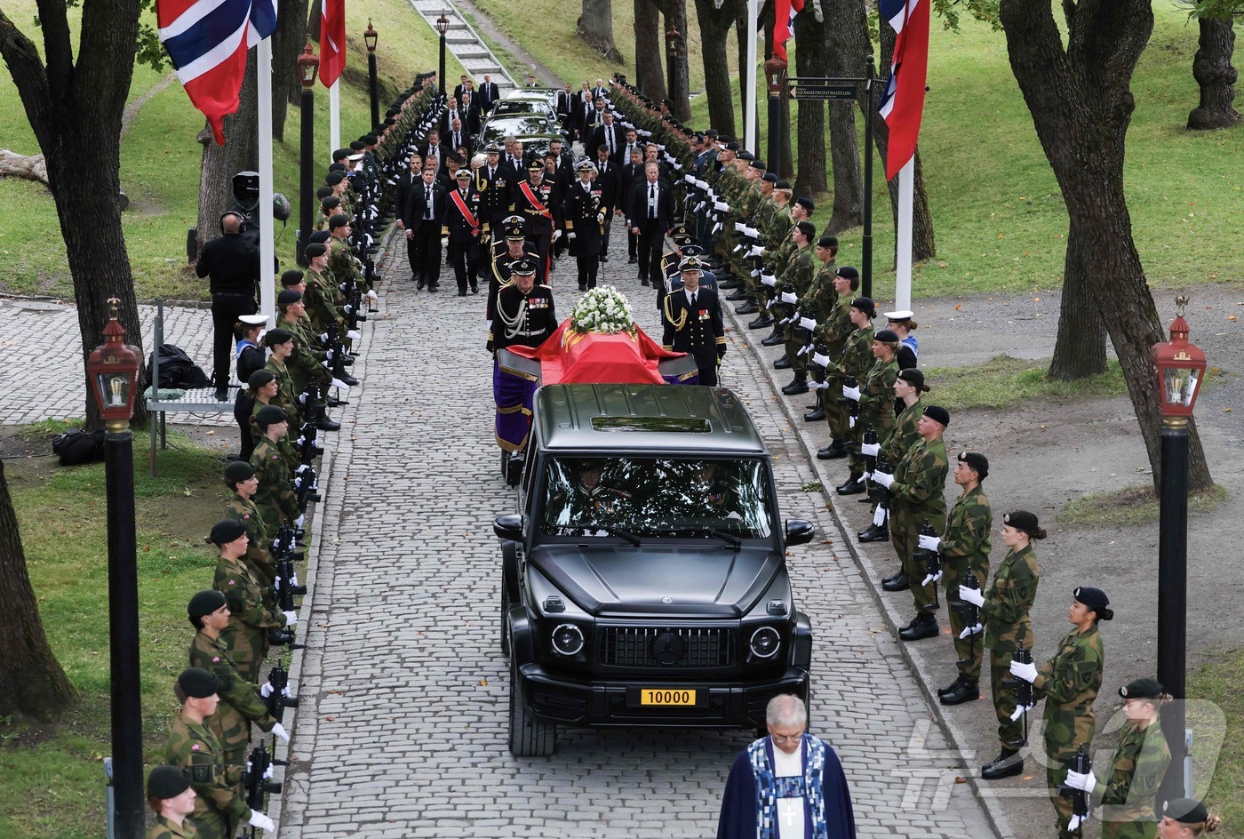 (오슬로 AFP=뉴스1) 윤다정 기자 = 칼 구스타프 16세 스웨덴 국왕, 호콘 8세 덴마크 국왕, 프레데리크 10세 덴마크 국왕이 9일(현지시간) 노르웨이 오슬로에서 고(故) 하 …