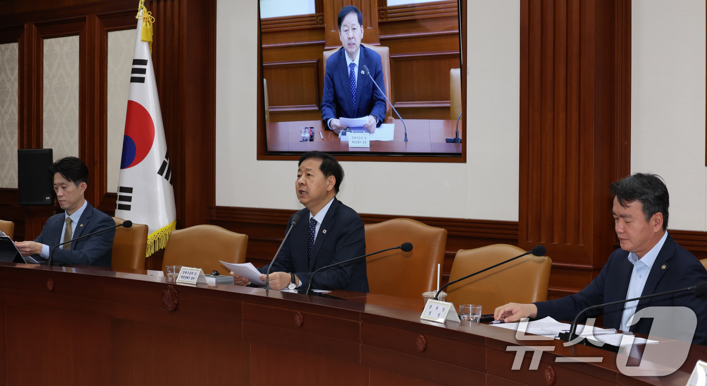 (서울=뉴스1) 이종덕 기자 = 구윤철 경제부총리 겸 재정경제부 장관이 10일 서울 종로구 정부서울청사에서 열린 경제관계장관회의 겸 구조혁신 관계장관회의에서 모두 발언을 하고 있다 …