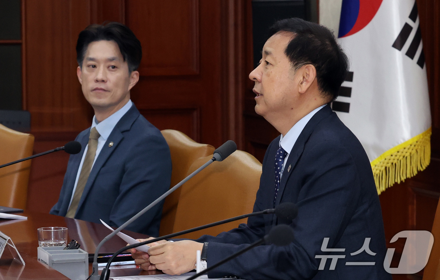(서울=뉴스1) 이종덕 기자 = 구윤철 경제부총리 겸 재정경제부 장관이 10일 서울 종로구 정부서울청사에서 열린 경제관계장관회의 겸 구조혁신 관계장관회의에서 모두 발언을 하고 있다 …
