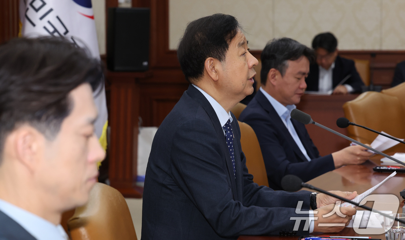 (서울=뉴스1) 이종덕 기자 = 구윤철 경제부총리 겸 재정경제부 장관이 10일 서울 종로구 정부서울청사에서 열린 경제관계장관회의 겸 구조혁신 관계장관회의에서 모두 발언을 하고 있다 …