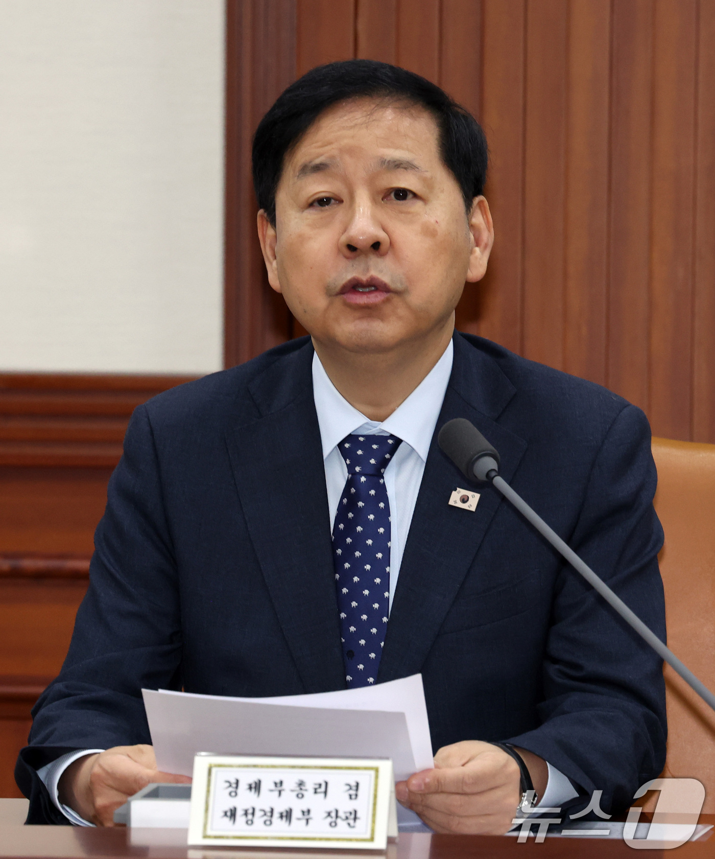 (서울=뉴스1) 이종덕 기자 = 구윤철 경제부총리 겸 재정경제부 장관이 10일 서울 종로구 정부서울청사에서 열린 경제관계장관회의 겸 구조혁신 관계장관회의에서 모두 발언을 하고 있다 …