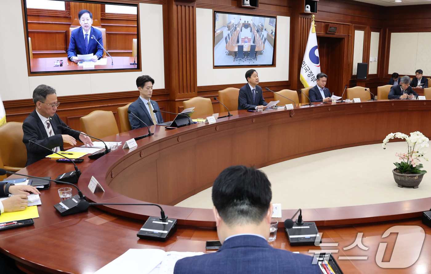 (서울=뉴스1) 이종덕 기자 = 구윤철 경제부총리 겸 재정경제부 장관이 10일 서울 종로구 정부서울청사에서 열린 경제관계장관회의 겸 구조혁신 관계장관회의에서 모두 발언을 하고 있다 …