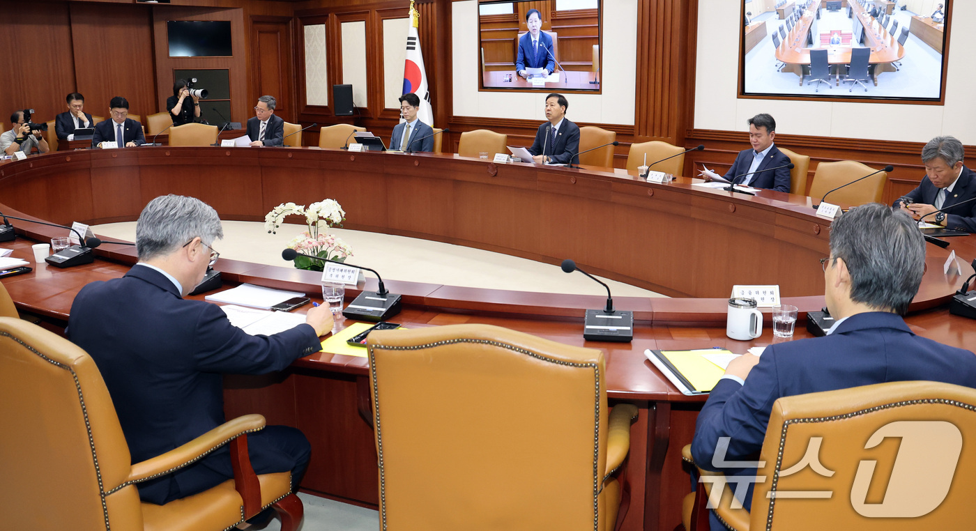 (서울=뉴스1) 이종덕 기자 = 구윤철 경제부총리 겸 재정경제부 장관이 10일 서울 종로구 정부서울청사에서 열린 경제관계장관회의 겸 구조혁신 관계장관회의에서 모두 발언을 하고 있다 …