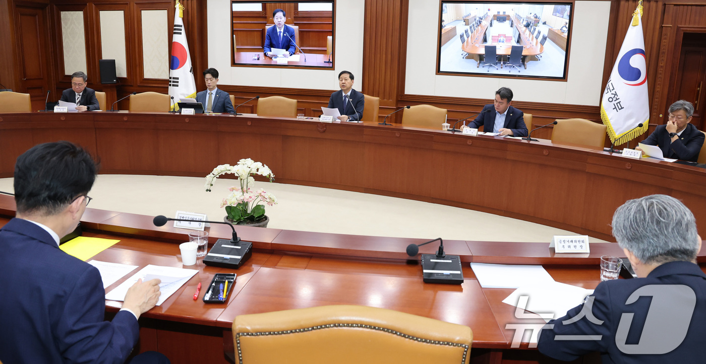 (서울=뉴스1) 이종덕 기자 = 구윤철 경제부총리 겸 재정경제부 장관이 10일 서울 종로구 정부서울청사에서 열린 경제관계장관회의 겸 구조혁신 관계장관회의에서 모두 발언을 하고 있다 …