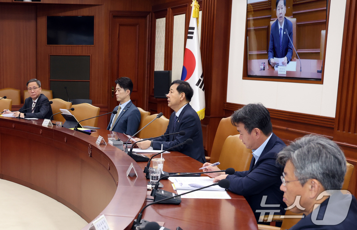 (서울=뉴스1) 이종덕 기자 = 구윤철 경제부총리 겸 재정경제부 장관이 10일 서울 종로구 정부서울청사에서 열린 경제관계장관회의 겸 구조혁신 관계장관회의에서 모두 발언을 하고 있다 …