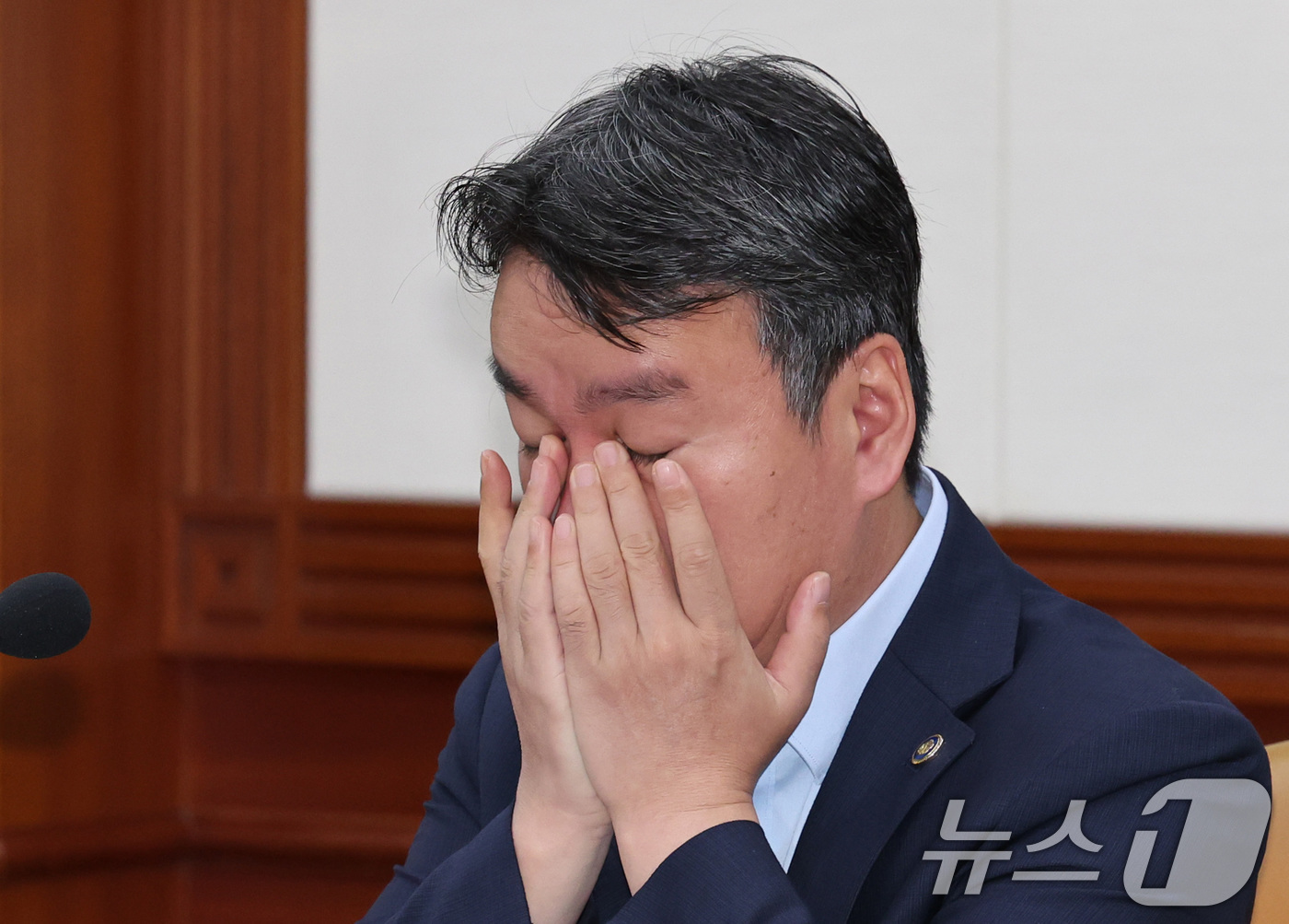 (서울=뉴스1) 이종덕 기자 = 이종욱 관세청장이 10일 서울 종로구 정부서울청사에서 열린 경제관계장관회의 겸 구조혁신 관계장관회의에서 눈가를 어루만지고 있다. 2026.9.10/ …