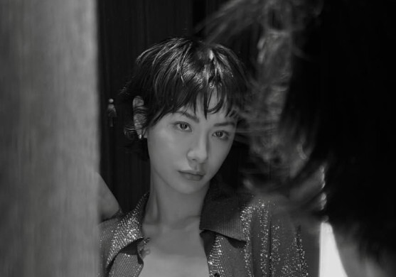나나, 시스루 파격 의상으로 볼륨 몸매 과시…매혹 눈빛 [N샷]