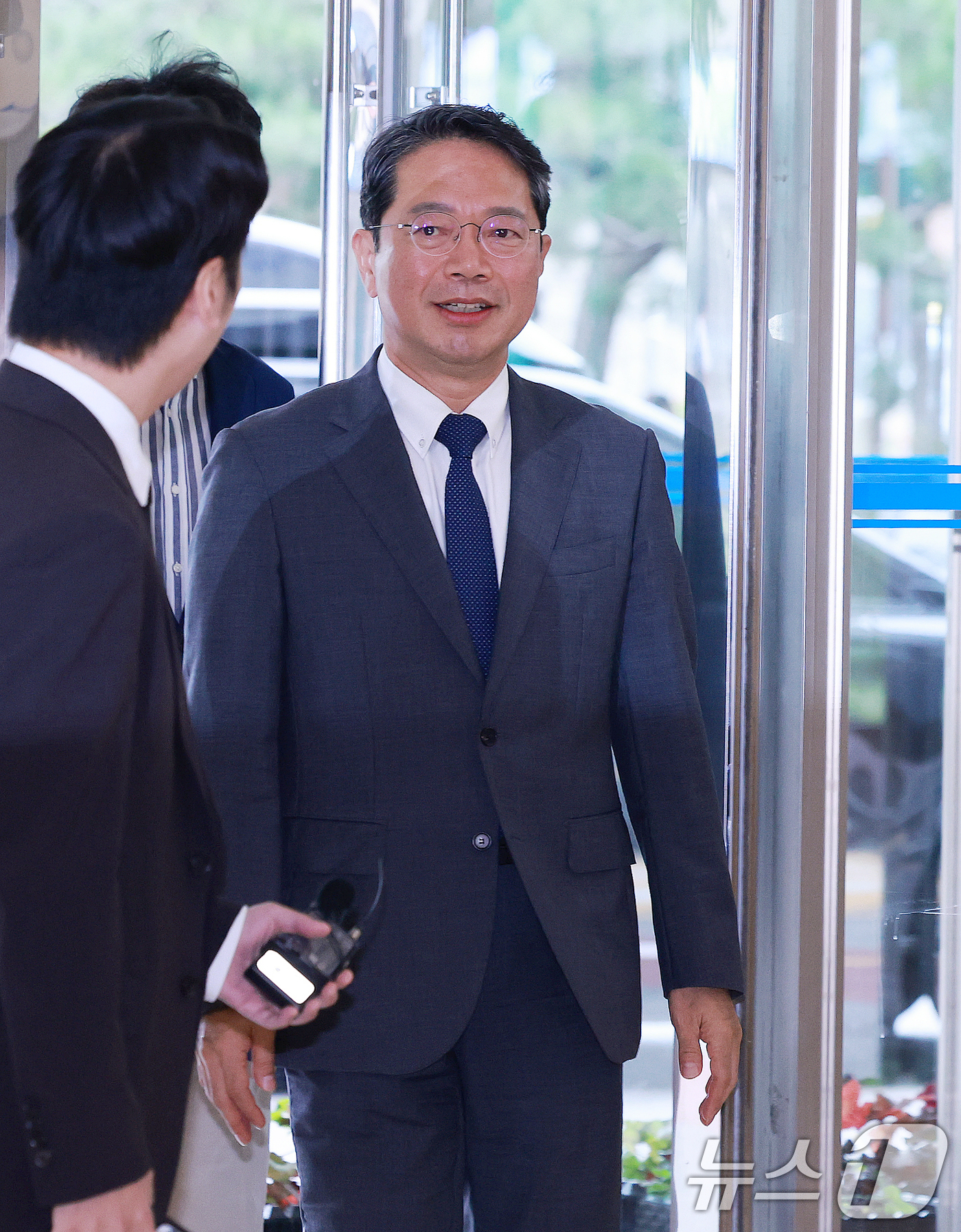 (서울=뉴스1) 이호윤 기자 = 김승원 법무부 장관 후보자가 10일 서울 종로구 적선현대빌딩에 마련된 인사청문회 준비 사무실로 출근하고 있다. 2026.9.10/뉴스1