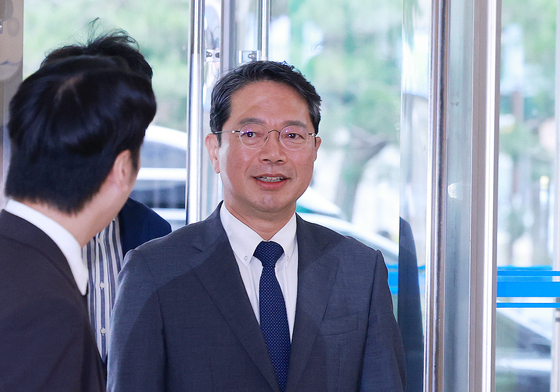 출근하는 김승원 후보자