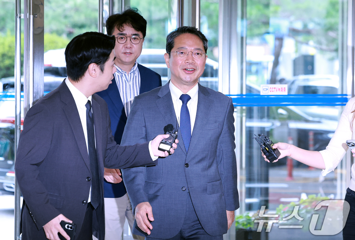 (서울=뉴스1) 이호윤 기자 = 김승원 법무부 장관 후보자가 10일 서울 종로구 적선현대빌딩에 마련된 인사청문회 준비 사무실로 출근하고 있다. 2026.9.10/뉴스1