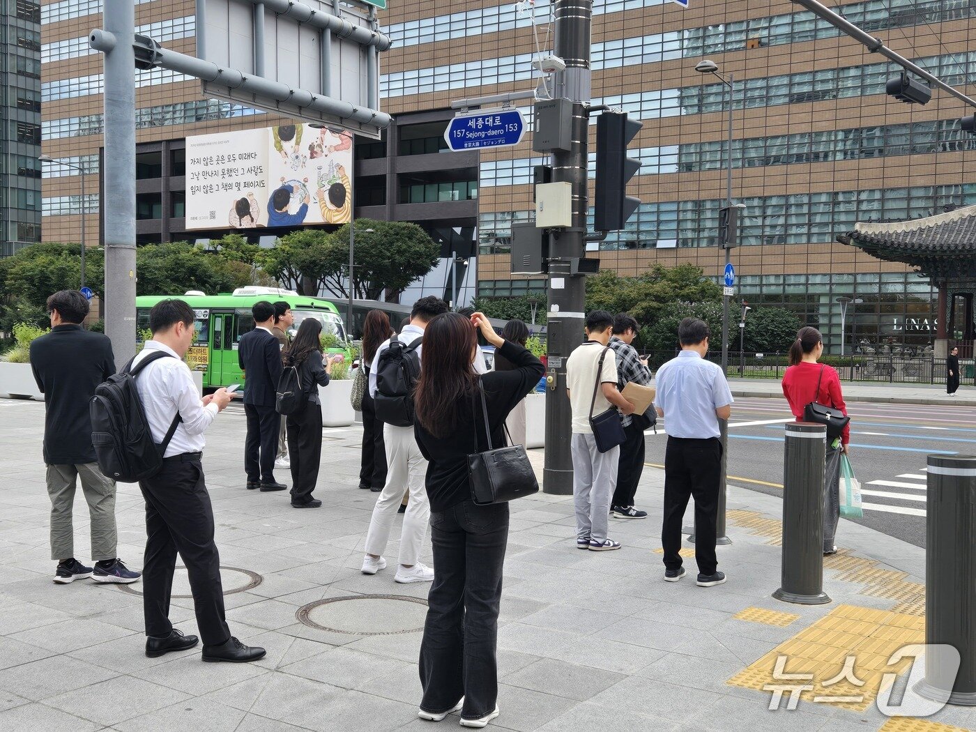 본문 이미지 - 10일 오전 서울 종로구 광화문네거리에서 긴팔 옷을 입은 시민이 횡단보도 앞에 서있다. 2026.9.10 ⓒ 뉴스1 이상혁 기자