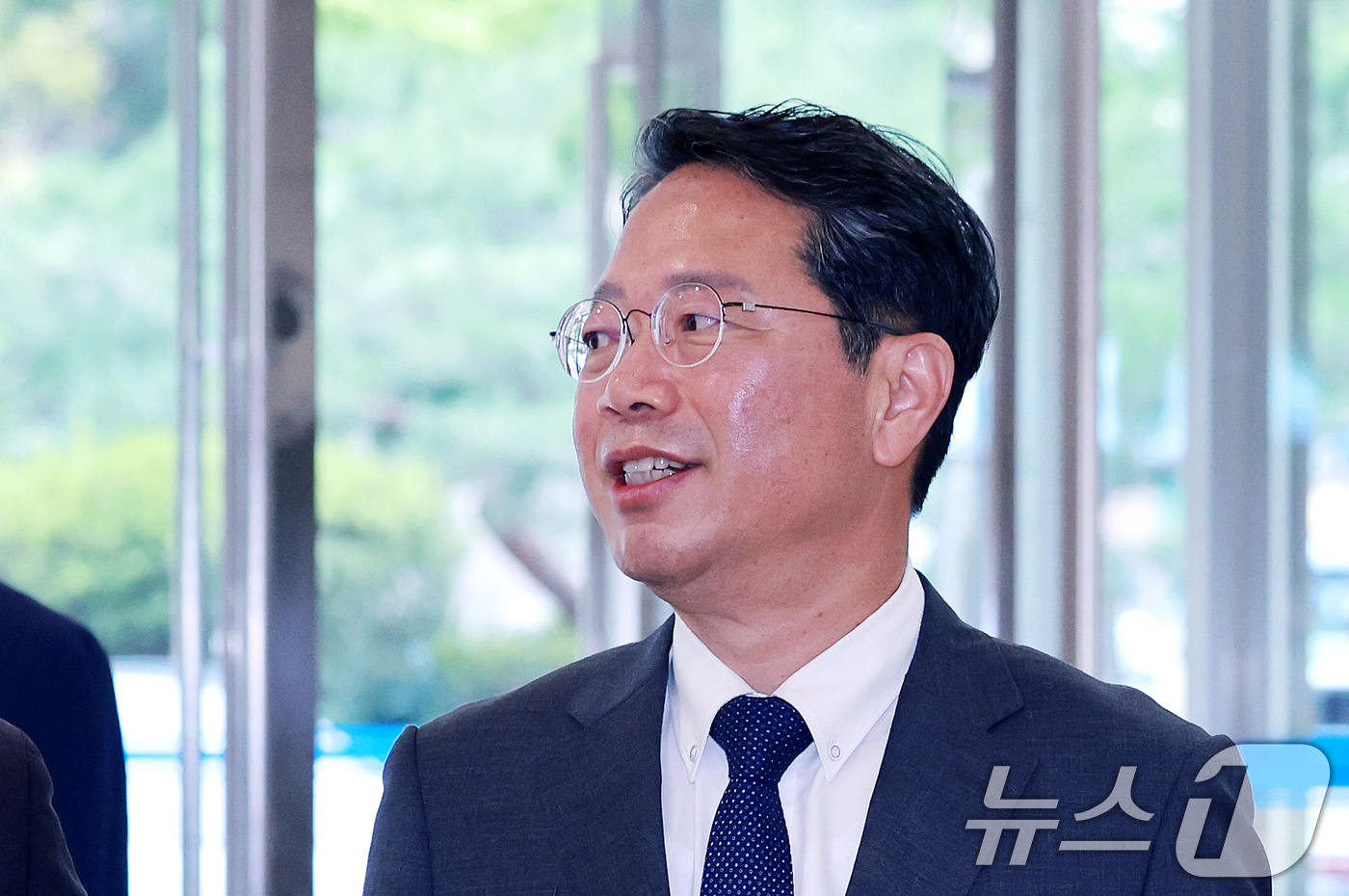 (서울=뉴스1) 이호윤 기자 = 김승원 법무부 장관 후보자가 10일 서울 종로구 적선현대빌딩에 마련된 인사청문회 준비 사무실로 출근하고 있다. 2026.9.10/뉴스1