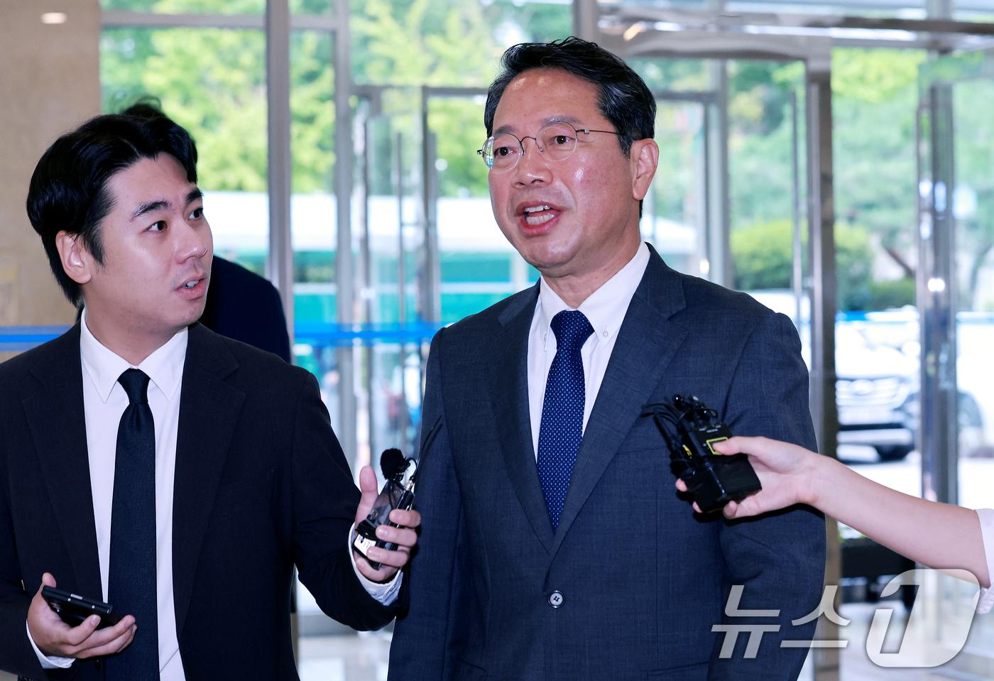 (서울=뉴스1) 이호윤 기자 = 김승원 법무부 장관 후보자가 10일 서울 종로구 적선현대빌딩에 마련된 인사청문회 준비 사무실로 출근하고 있다. 2026.9.10/뉴스1