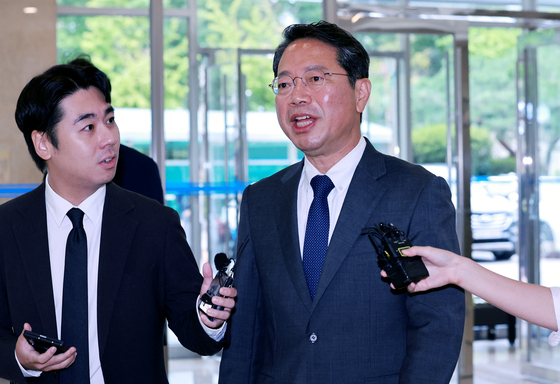 취재진 질문에 답하는 김승원 법무부 장관 후보자