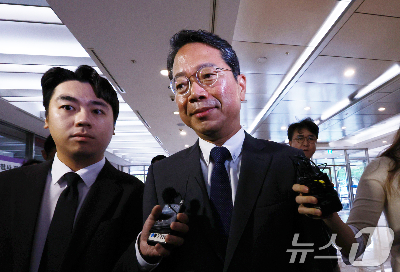 (서울=뉴스1) 이호윤 기자 = 김승원 법무부 장관 후보자가 10일 서울 종로구 적선현대빌딩에 마련된 인사청문회 준비 사무실로 출근하고 있다. 2026.9.10/뉴스1