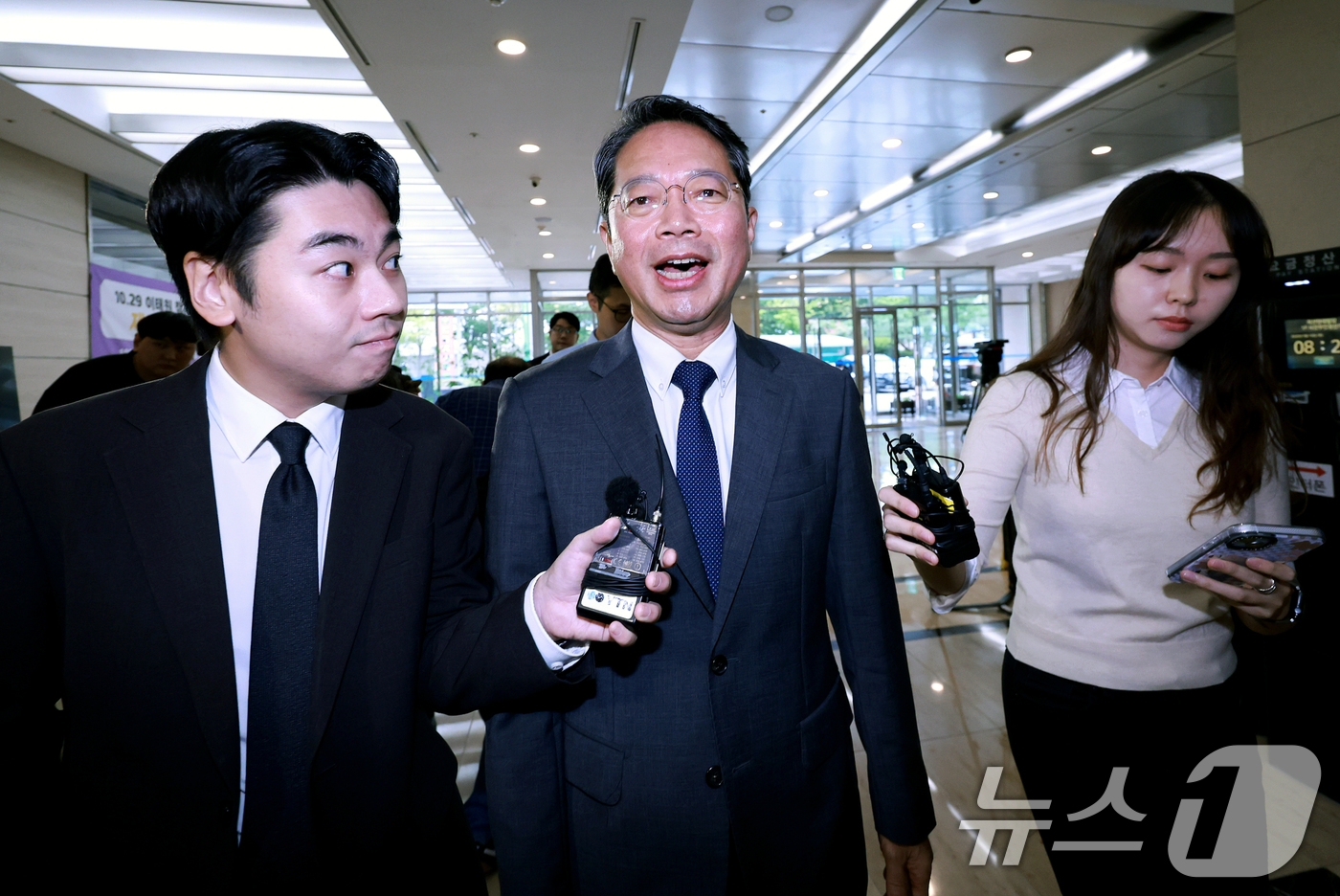 (서울=뉴스1) 이호윤 기자 = 김승원 법무부 장관 후보자가 10일 서울 종로구 적선현대빌딩에 마련된 인사청문회 준비 사무실로 출근하고 있다. 2026.9.10/뉴스1