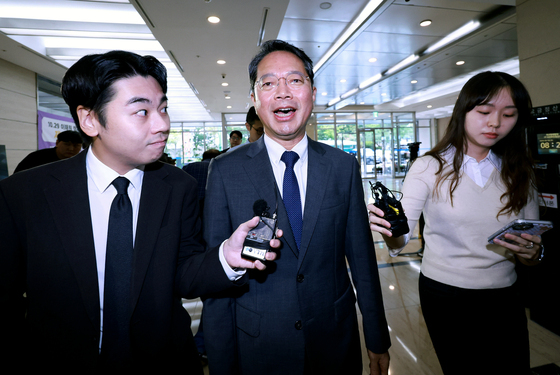 취재진 질문 받으며 출근하는 김승원 후보자