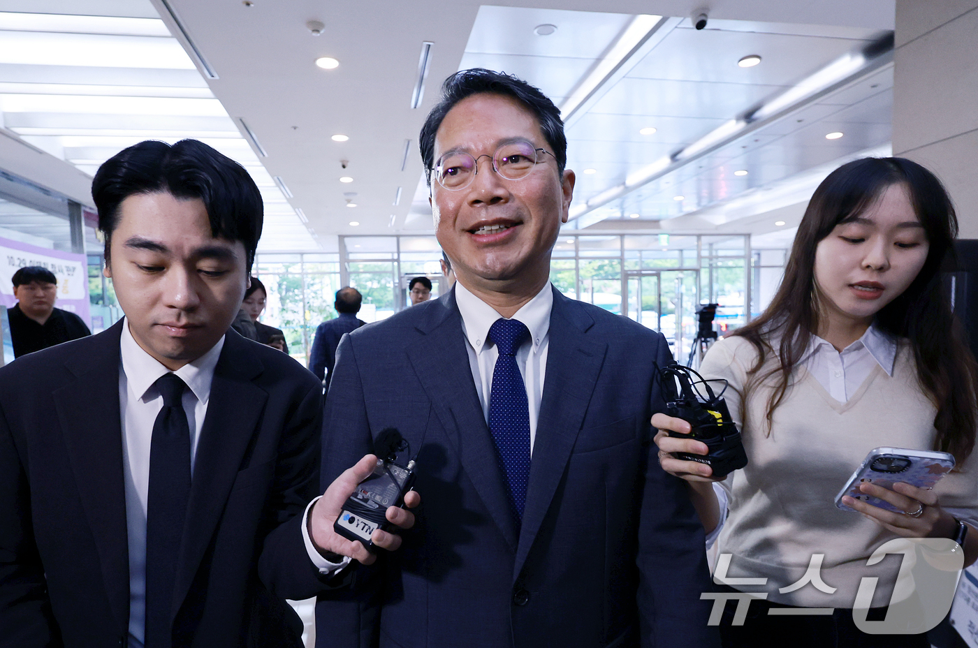 (서울=뉴스1) 이호윤 기자 = 김승원 법무부 장관 후보자가 10일 서울 종로구 적선현대빌딩에 마련된 인사청문회 준비 사무실로 출근하고 있다. 2026.9.10/뉴스1