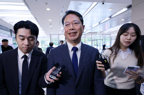 질문받으며 출근하는 김승원 후보자