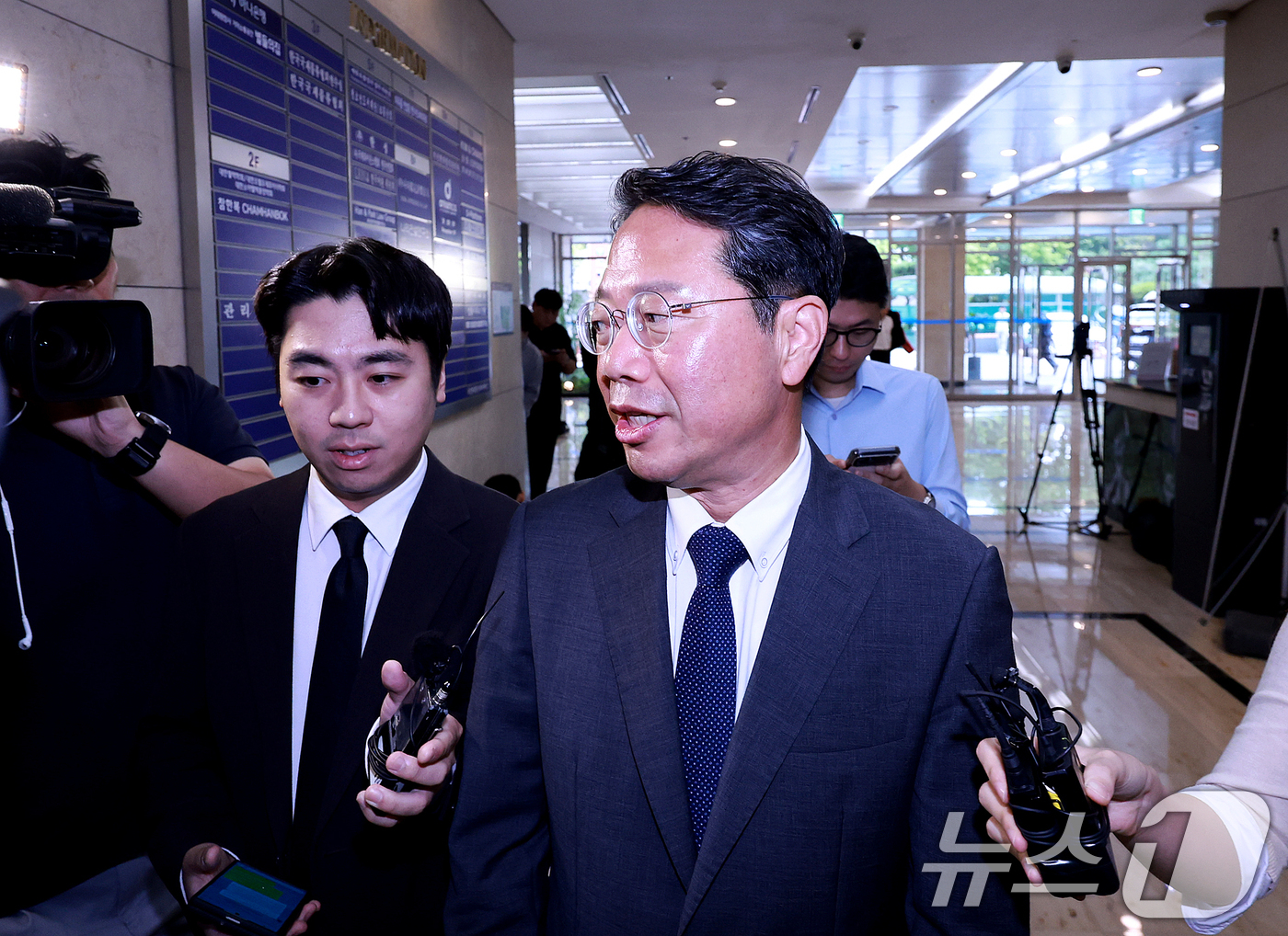 (서울=뉴스1) 이호윤 기자 = 김승원 법무부 장관 후보자가 10일 서울 종로구 적선현대빌딩에 마련된 인사청문회 준비 사무실로 출근하고 있다. 2026.9.10/뉴스1