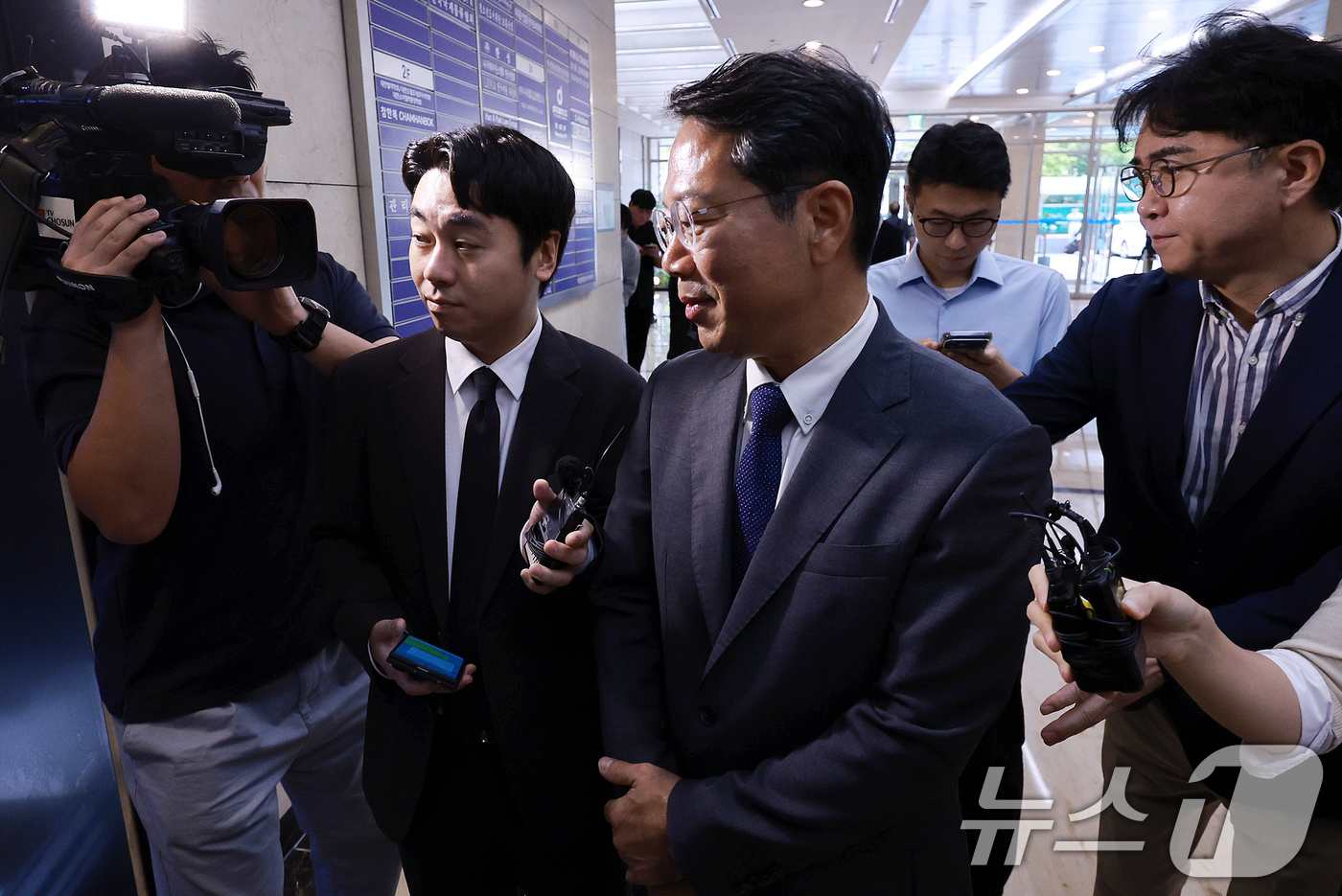 (서울=뉴스1) 이호윤 기자 = 김승원 법무부 장관 후보자가 10일 서울 종로구 적선현대빌딩에 마련된 인사청문회 준비 사무실로 출근하고 있다. 2026.9.10/뉴스1