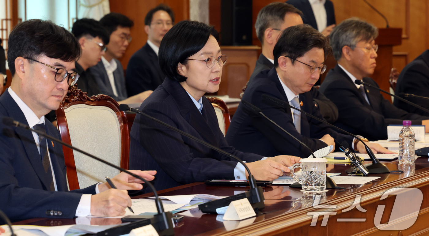 (서울=뉴스1) 이종덕 기자 = 한성숙 국무총리가 10일 서울 종로구 정부서울청사에서 열린 비상경제점검회의에서 모두 발언하고 있다.한 총리는 호르무즈 충돌 확전 가능성에 따른 원유 …