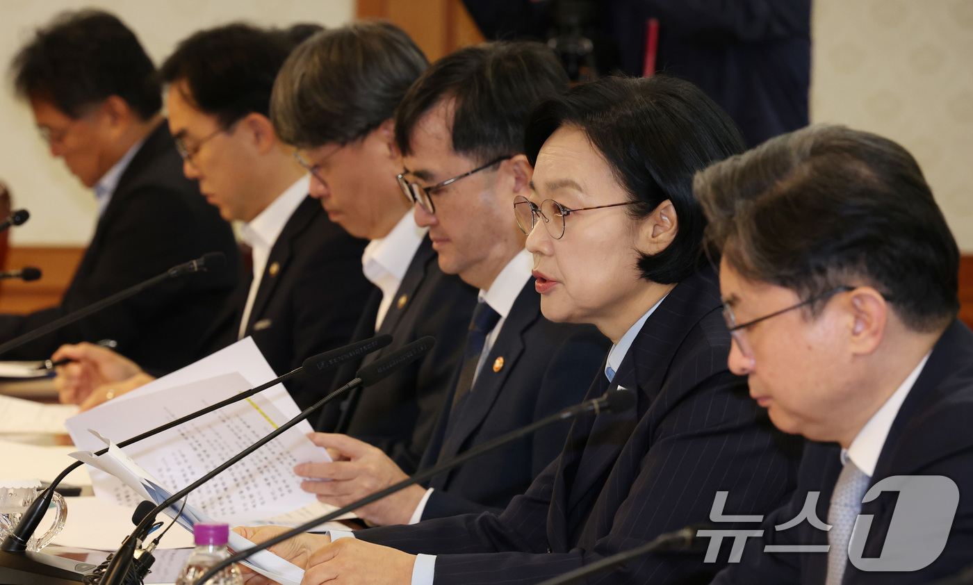 (서울=뉴스1) 이종덕 기자 = 한성숙 국무총리가 10일 서울 종로구 정부서울청사에서 열린 비상경제점검회의에서 모두 발언하고 있다.한 총리는 호르무즈 충돌 확전 가능성에 따른 원유 …