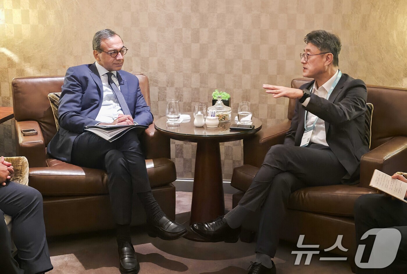 (서울=뉴스1) = 정재헌 SK텔레콤 CEO가 9일(현지시간) 말레이시아 쿠알라룸푸르에서 열린 'GSMA M360 아세안(ASEAN)'에서 비벡 바드리나트 GSMA 사무총장이 대화 …