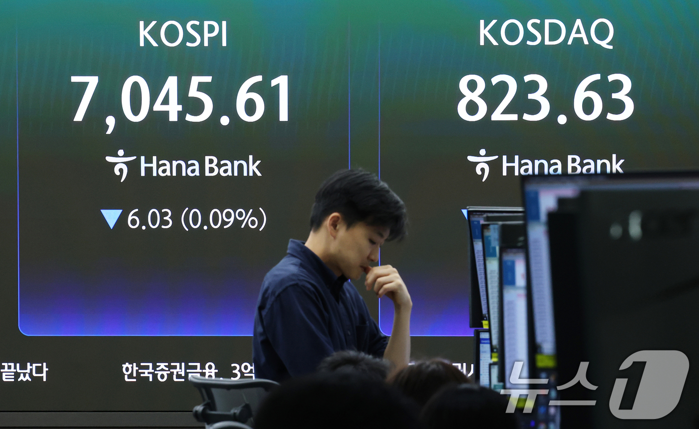 (서울=뉴스1) 오대일 기자 = 10일 오전 서울 중구 하나은행 딜링룸 전광판에 코스피 지수 등 시황이 표시되고 있다. 이날 코스피는 전일 대비 0.18% 내린 7038.85로 하 …